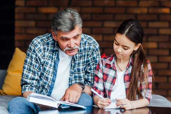 Großvater Mit Enkelin Bereitet Hausaufgaben Hause Vor — Stockfoto