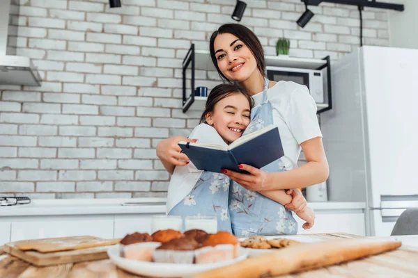 Schwestern Mit Rezeptbuch Kochen Der Heimischen Küche — Stockfoto