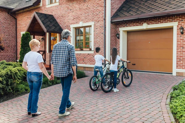 Glückliche Großeltern Bringen Enkeln Das Fahrradfahren Bei — Stockfoto