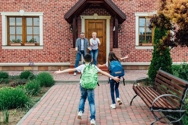 Hermano Hermana Apresuran Conocer Abuelos Visitantes Cerca Casa — Foto de Stock