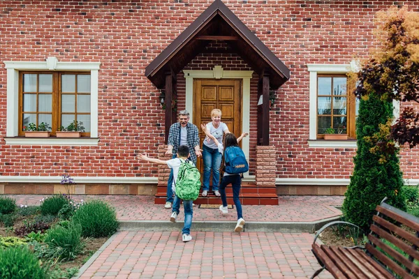 Bratr Sestra Spěchají Aby Setkali Návštěvou Prarodičů Blízko Domova — Stock fotografie