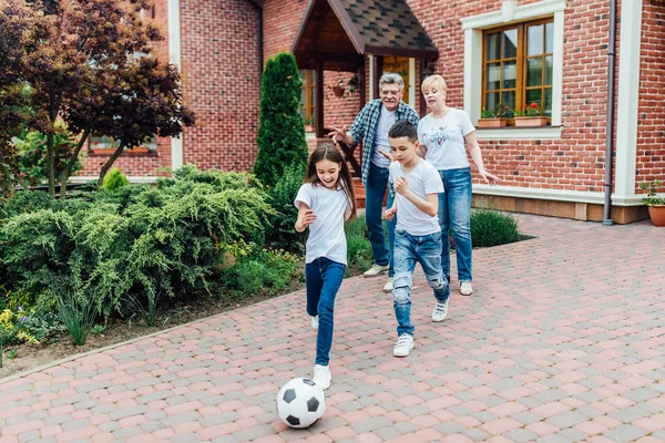 Yaşlı büyükbaba ve büyükanne nasıl çocuklar futbol oynarken bakıyor