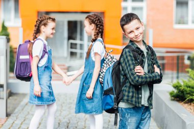 Okula yakın ilkokul öğrencileri, seçici odak