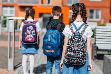 Küçük okul öğrencileri, arka görüş