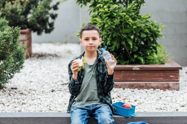 Öğrenci öğle yemeği kutusundan açık havada okul yeme, ön plana odaklanmak