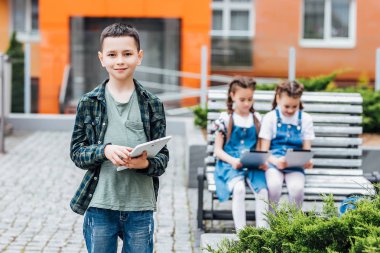 Küçük çocuk eğitim ve dijital tablet kullanarak, ön plana odaklanmak