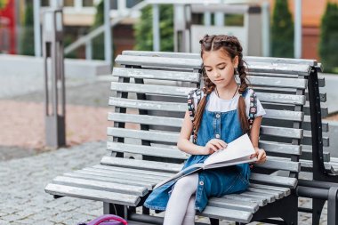 Kız açık havada okuma, ön plana odaklanmak