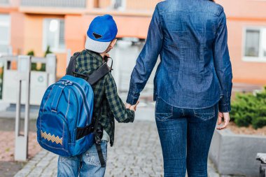 sırt çantası ile çocuğun arka görünümü anne ile yürüyüş