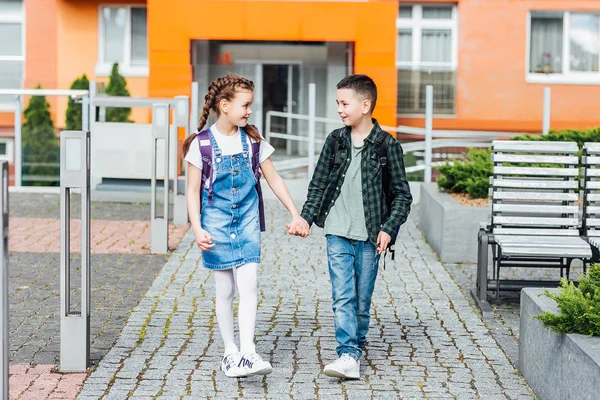 Niedliche Kinder Die Zusammen Zur Schule Gehen Konzentrieren Sich Auf — Stockfoto