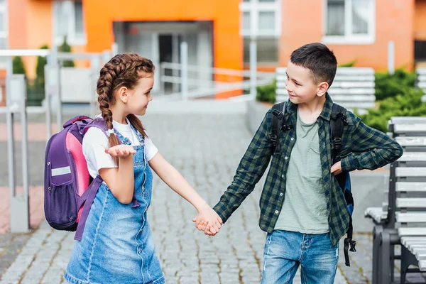 Crianças Bonitas Indo Para Escola Juntos Concentrar Primeiro Plano — Fotografia de Stock