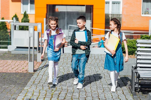 Niños Felices Usando Bolsos Escolares Los Jardines Escuela Primaria —  Fotos de Stock