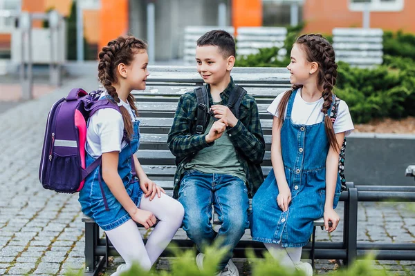 Niñas Niños Con Mochilas Cerca Del Edificio Enfoque Selectivo —  Fotos de Stock