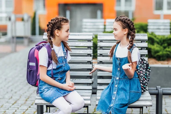 Duas Meninas Bonitas Falando Perto Escola Foco Seletivo — Fotografia de Stock