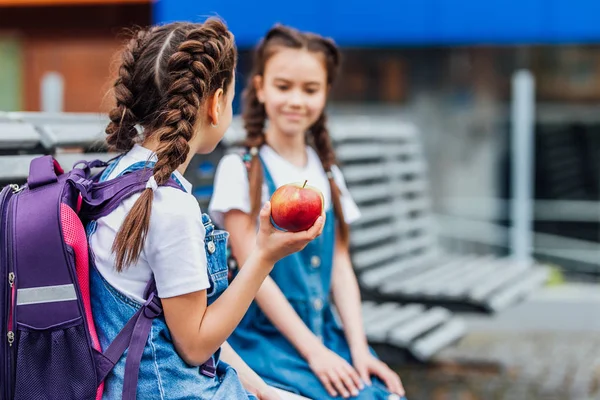 Schöne Mädchen Mit Rotem Apfel Selektiver Fokus — Stockfoto