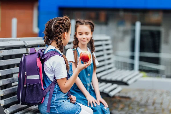 Chicas Hermosas Con Manzana Roja Enfoque Selectivo — Foto de Stock