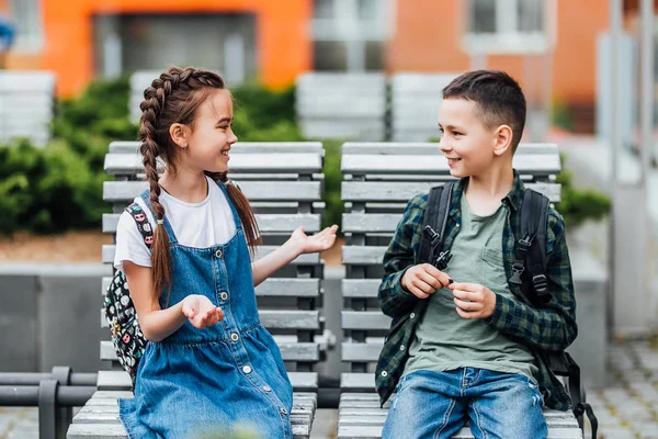 Zwei Kinder Mit Rucksäcken Sitzen Auf Bank Der Nähe Der — Stockfoto