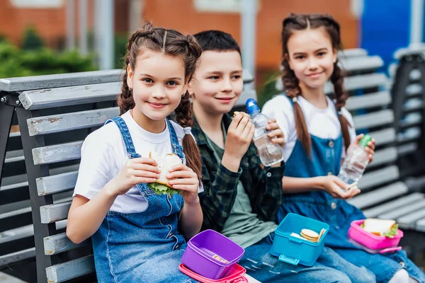 Kinder Essen Mittagessen Schulgarten Fokus Auf Den Vordergrund — Stockfoto