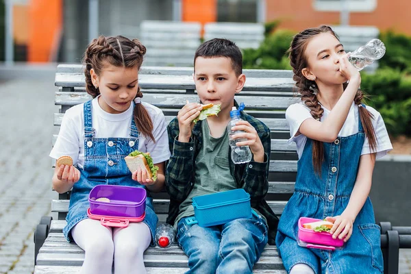 Grupo Crianças Durante Horário Pausa Almoçar — Fotografia de Stock