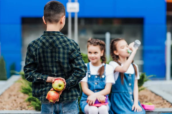 Junge Hält Zwei Äpfel Für Mädchen Der Schule Den Händen — Stockfoto