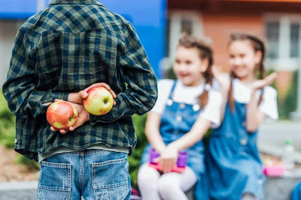 Concentre Menino Segurando Duas Maçãs Nas Mãos Para Meninas Escola — Fotografia de Stock