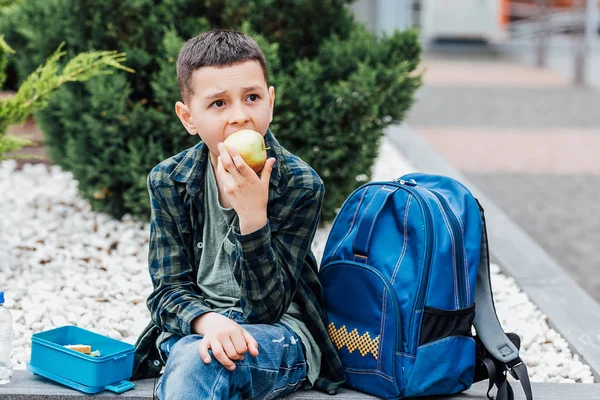 Criança Adorável Comendo Maçã Sentado Perto Escola — Fotografia de Stock