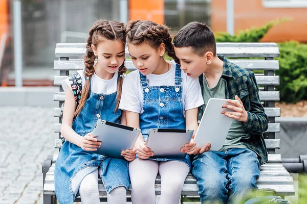 Τρία Χαριτωμένα Παιδιά Που Χρησιμοποιούν Ψηφιακά Δισκία Εστιάζουν Στο Προσκήνιο — Φωτογραφία Αρχείου