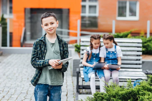 Menino Pequeno Com Tablet Digital Foco Seletivo — Fotografia de Stock