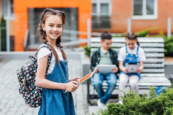 Kleine Student Meisje Met Laptop School Street — Stockfoto