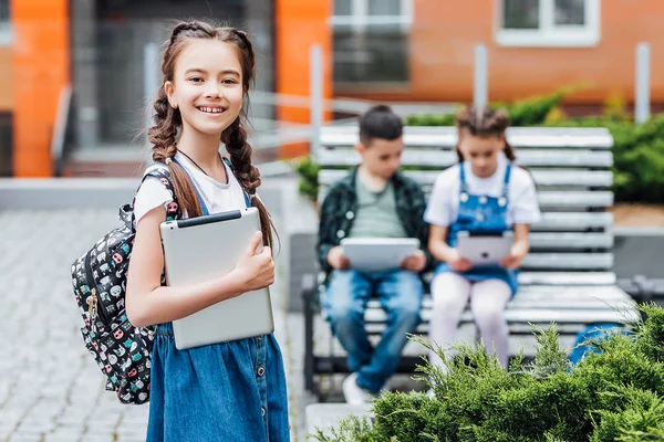 Meisje Met Digitale Tablet Buurt Van School Selectieve Focus — Stockfoto