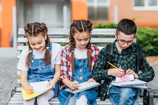 Retrato Compañeros Clase Felices Con Libros Haciendo Deberes Aire Libre — Foto de Stock