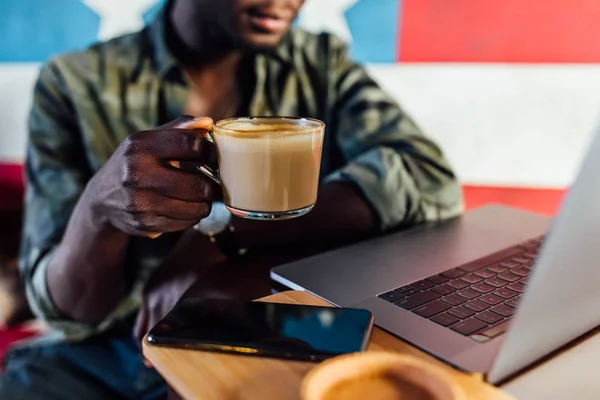 American Man Holding Cup Latte Coffee Break — Stock Photo, Image