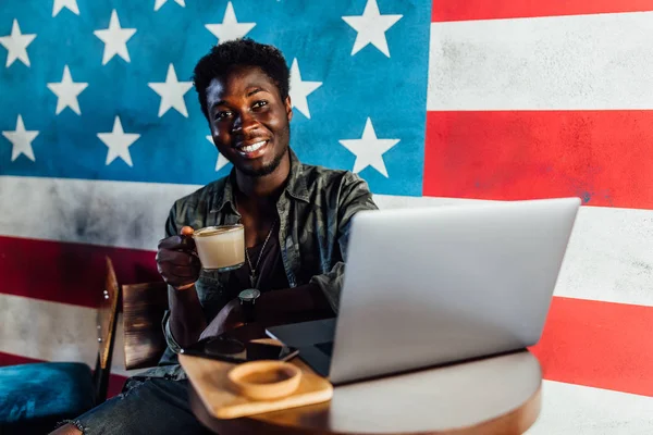 Ευτυχισμένος Αφρικανός Άνθρωπος Κάθεται Στο Καφέ Και Δουλεύοντας Για Laptop — Φωτογραφία Αρχείου