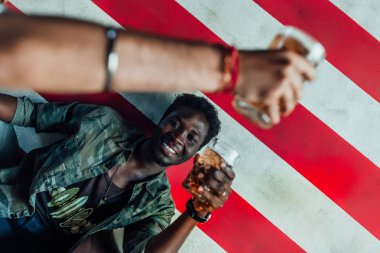 Barda vakit geçirirken iki neşeli adam eğleniyor 