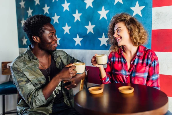 Mujer Descansando Bar Con Hombre Hablando Riendo Comiendo Comida Rápida — Foto de Stock