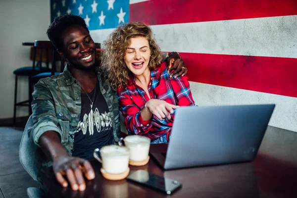 Woman Resting Bar Man Talking Laughing Eating Fast Food — Stock Photo, Image