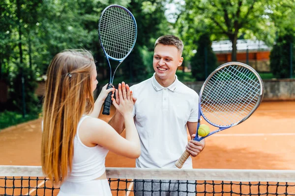 Jeune Couple Avec Raquettes Tennis Debout Sur Court — Photo