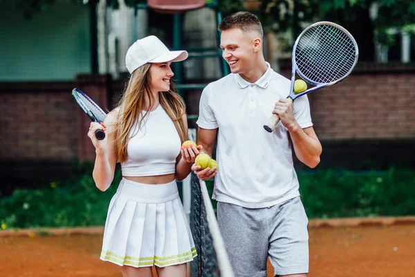 Paar Entspannt Sich Nach Einem Tennisspiel Freien — Stockfoto