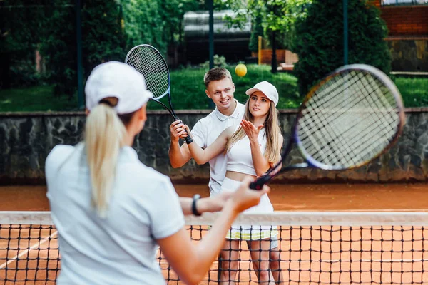Портрет Женщины Играющей Теннис Тренером — стоковое фото