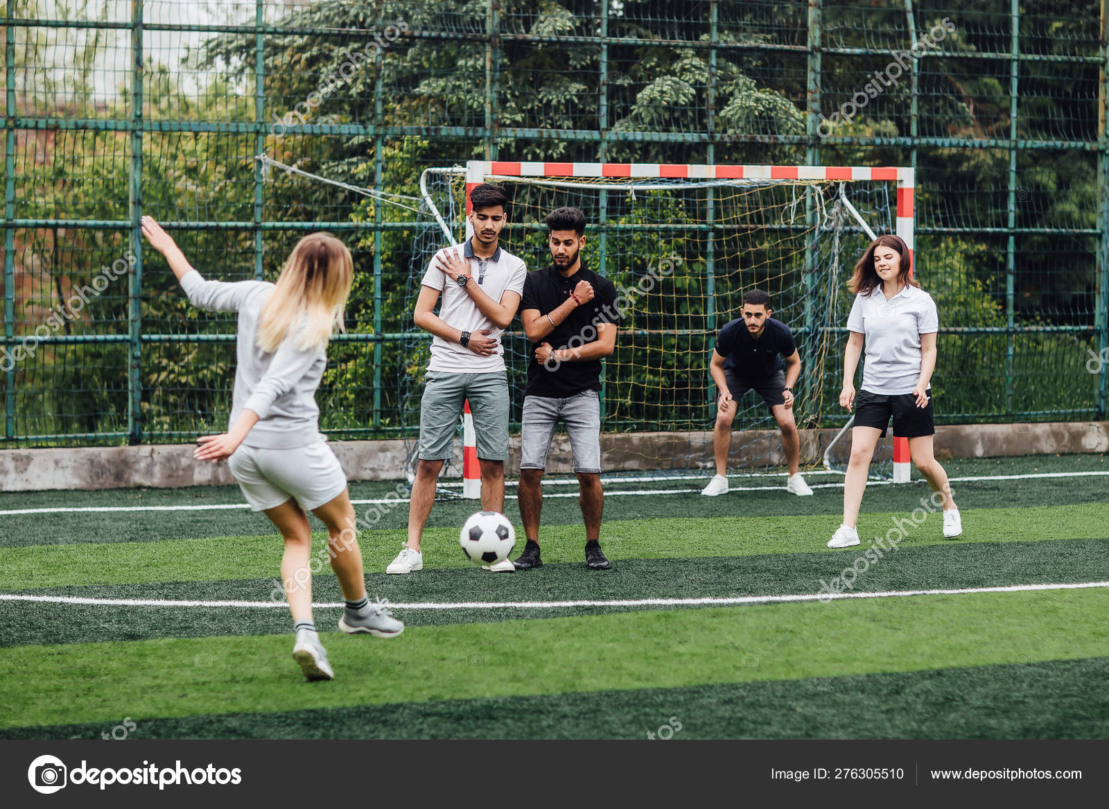 Fotos de Pessoas jogando futebol, Imagens de Pessoas jogando futebol sem  royalties