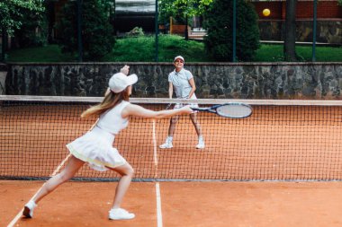açık havada tenis oynayan güzel kadınlar