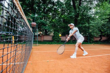 tenis kortu tenis oyuncusu, ön plana odaklanmak