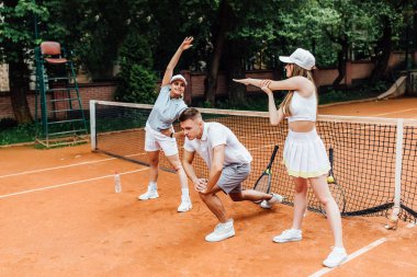 tenisçiler oynamadan önce germe, seçici odak