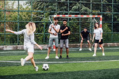 arkadaşlar birlikte futbol oynarken, seçici odak
