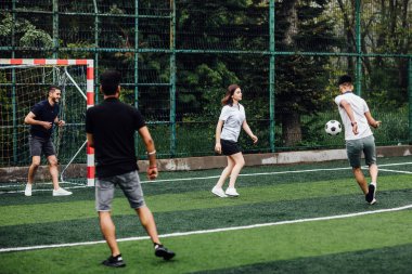 Sahada futbol oynayan arkadaşlar, seçici odaklanma