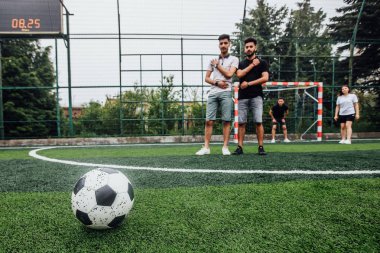 Sahada futbol oynayan arkadaşlar, seçici odaklanma