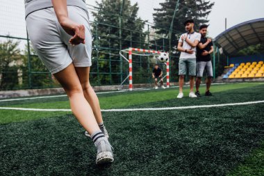 Sahada futbol oynayan arkadaşlar, seçici odaklanma