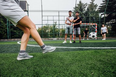 Eylem topu ile futbolcu, görünümü kırpılmış 
