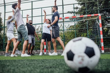 futbol futbol üniforması genç kadın ve erkek ayakta ve çığlık