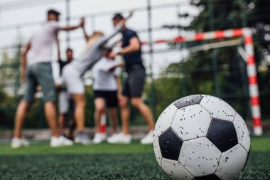 Sahada futbol oynayan arkadaşlar, seçici odaklanma