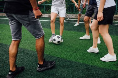 Sahada futbol oynayan arkadaşlar, seçici odaklanma